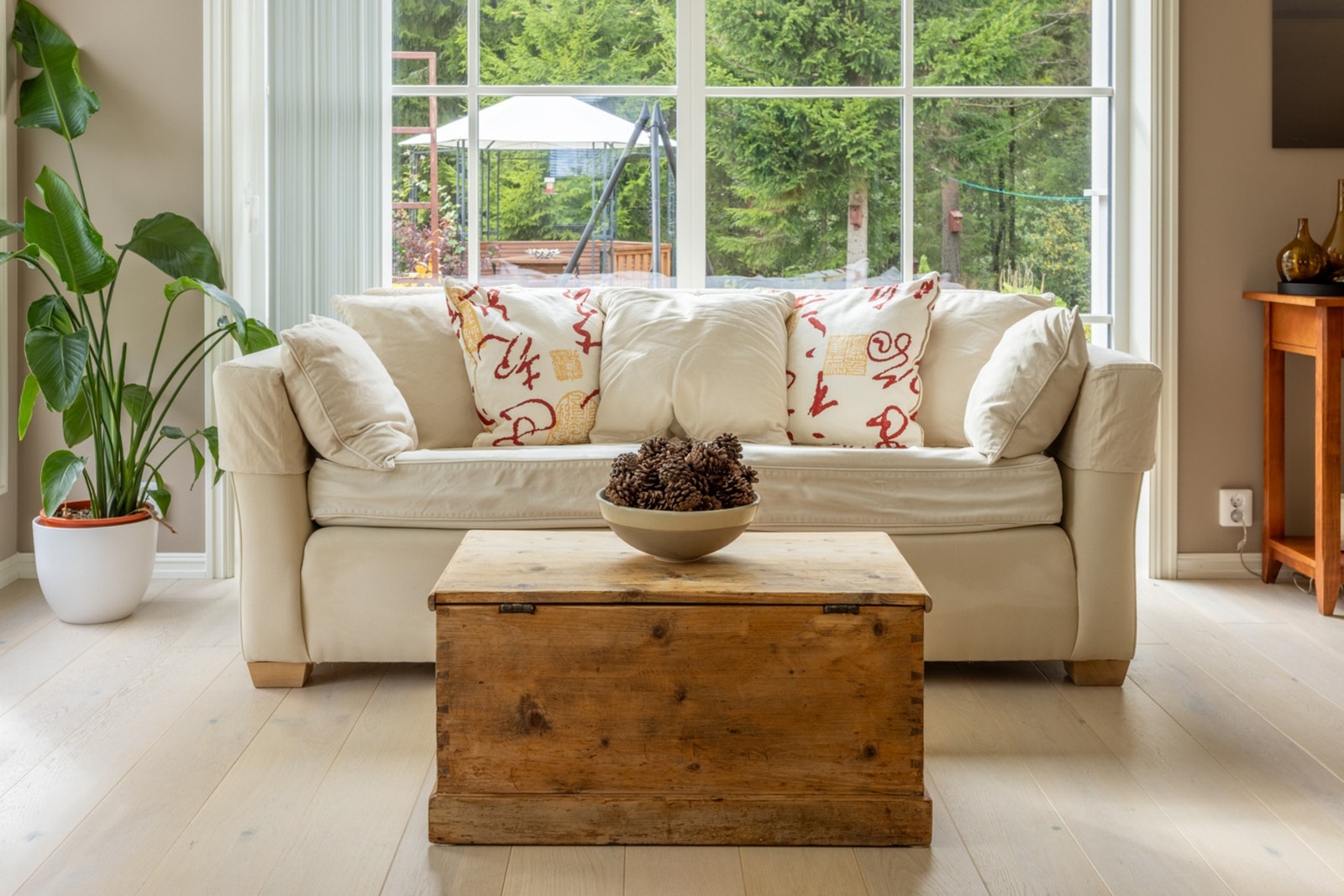 Vinduene i rommet gir godt med naturlig lysinnslipp. Galleribilde