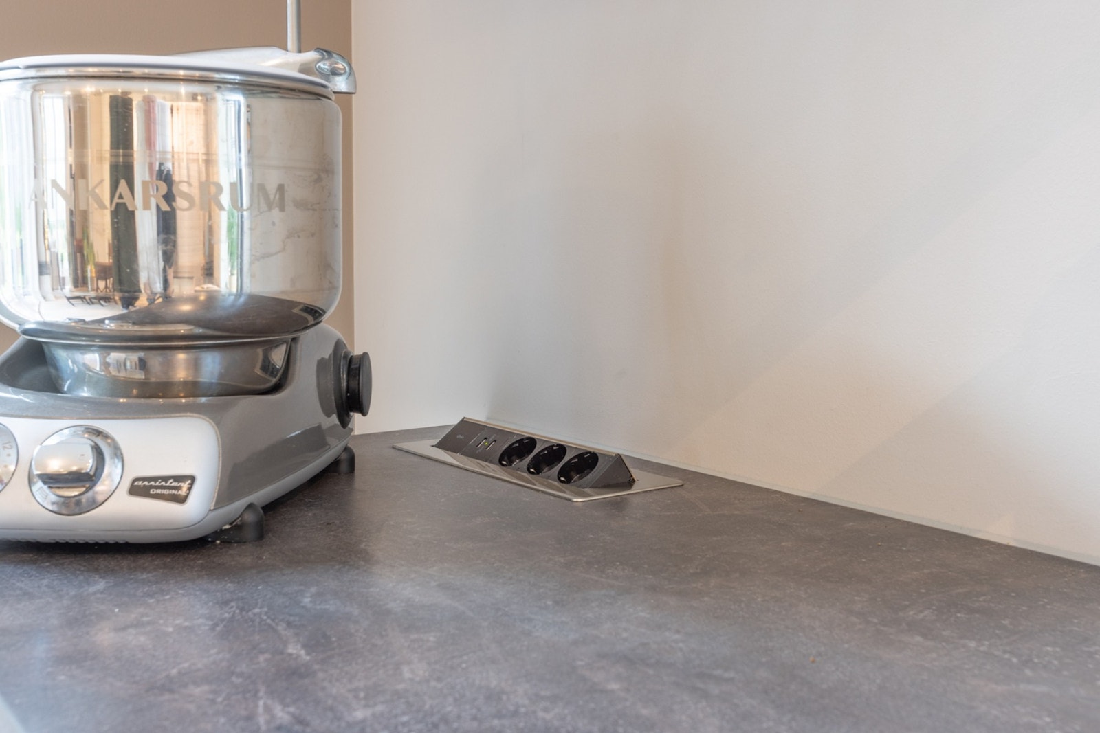 God tilgang på stikkontakter for kaffemaskin, vannkoker, kjøkkenmaskin og mye mer. Galleribilde