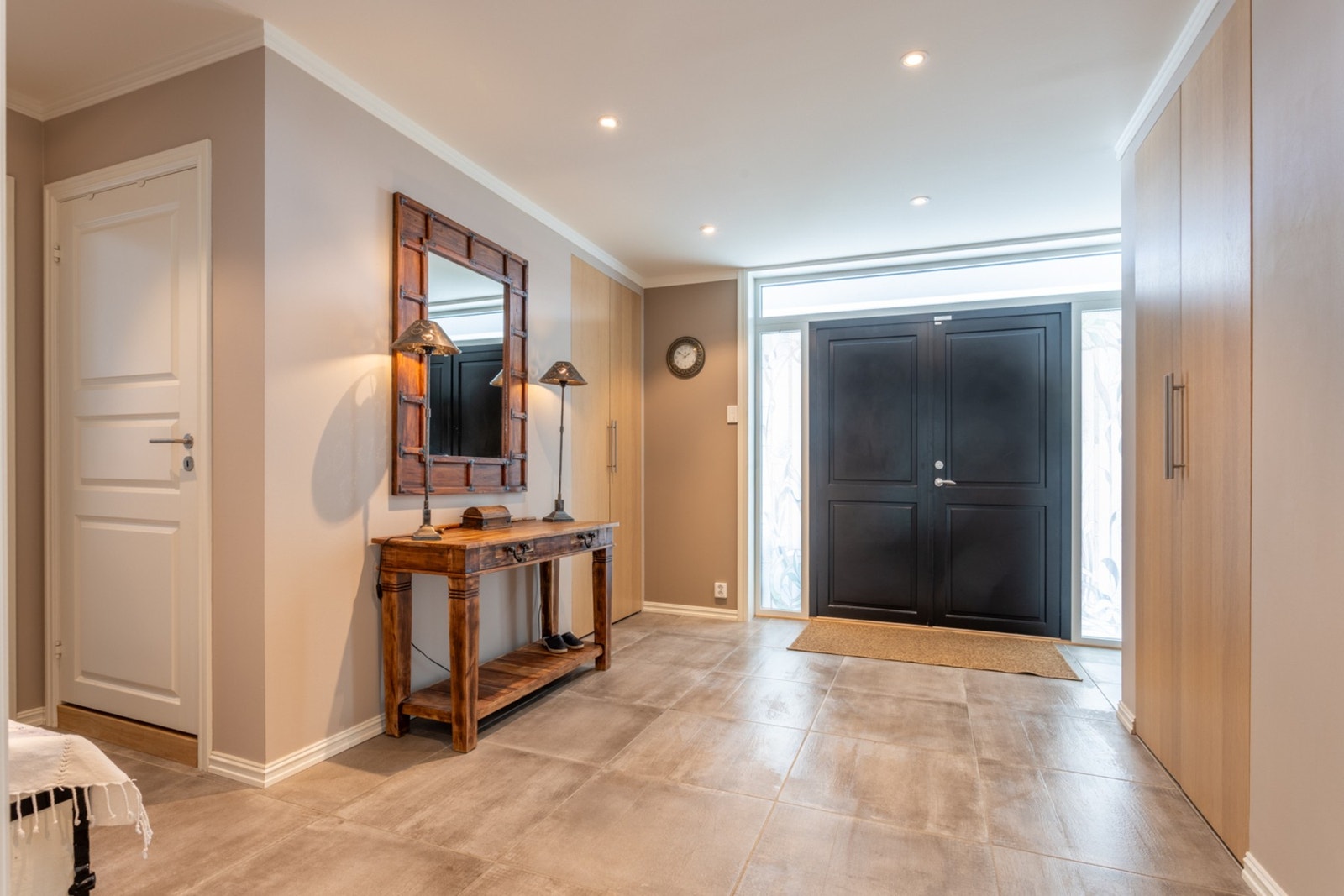 Det første som møter deg når du går gjennom hovedinngangsdøren er en romslig og praktisk gang. Galleribilde