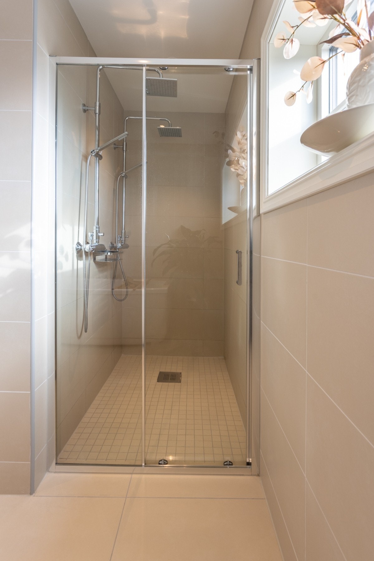 Dusjhjørne med skyvbare dusjdør og dobbeldusj. Galleribilde