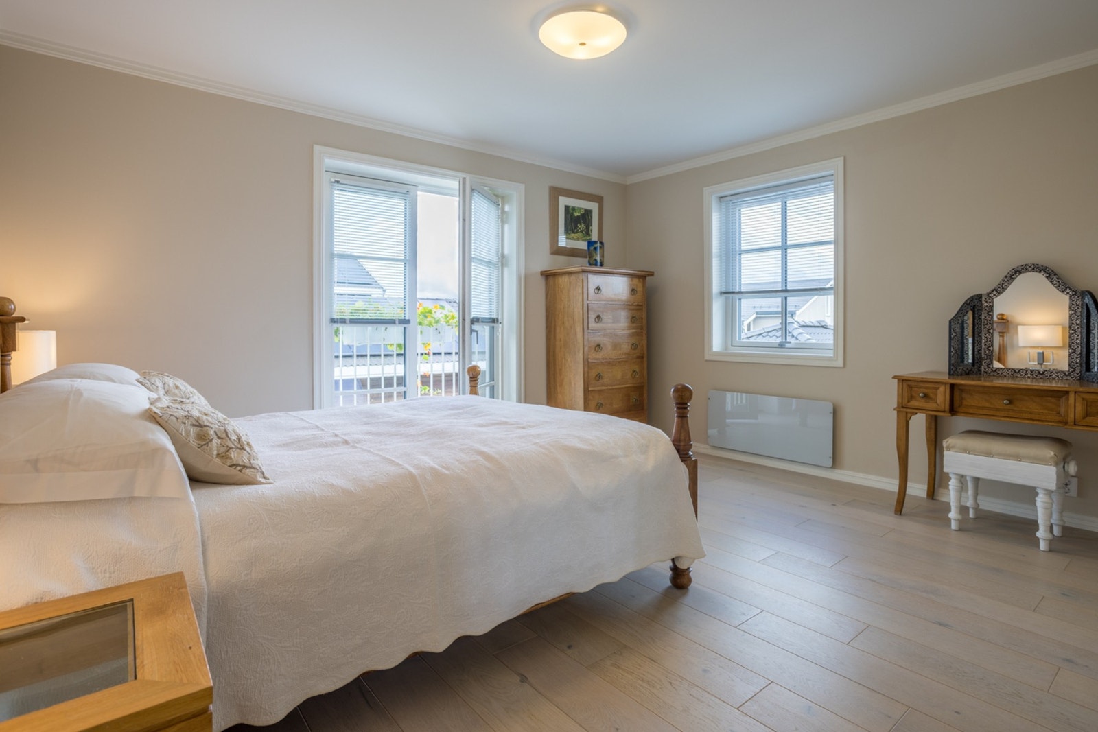 Hovedsoverommet er innredet med dobbeltseng, nattbord, kommode og sminkebord. Galleribilde