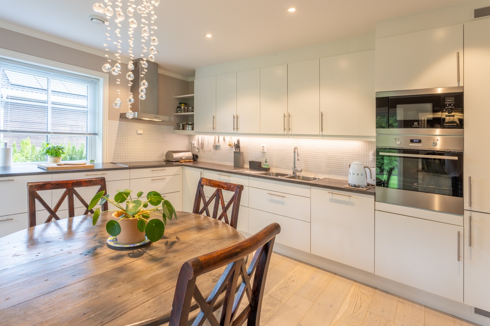 Kjøkkenet har integrerte hvitevarer bestående av platetopp, kjøl/-fryseskap, oppvaskmaskin, mikro og stekeovn. Galleribilde