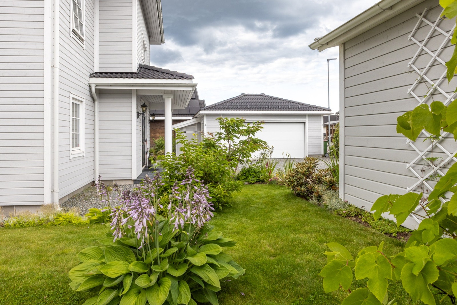 Dobbeltgarasje på eiendommen. Galleribilde