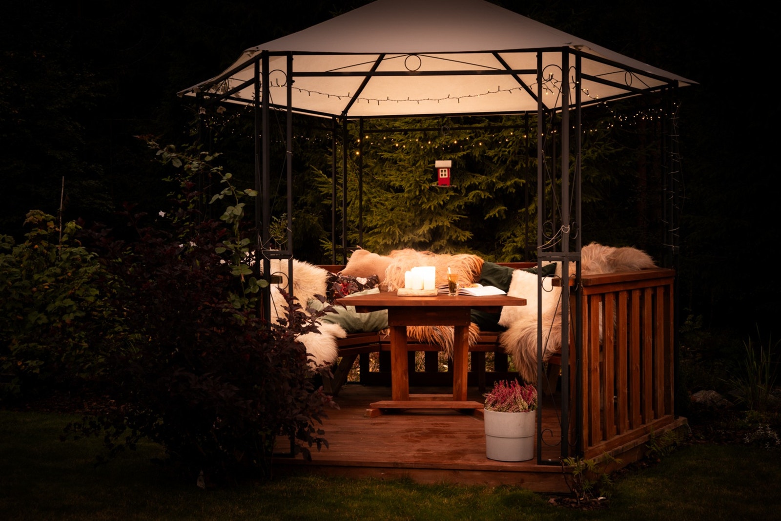 Koselig pergola med bygd sittegruppe og benk. Galleribilde