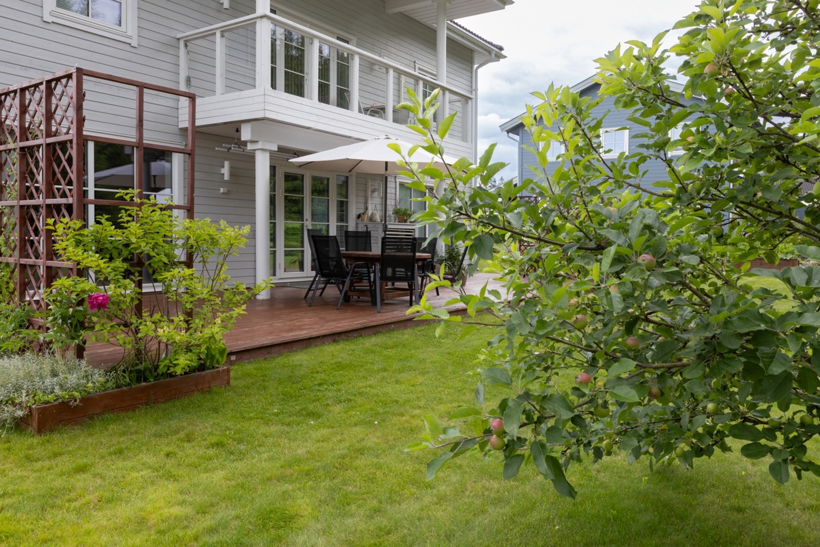 På hver side av terrassen er det bygget terrassegjerde med klatreplanter som skjermer litt av innsynet. Galleribilde