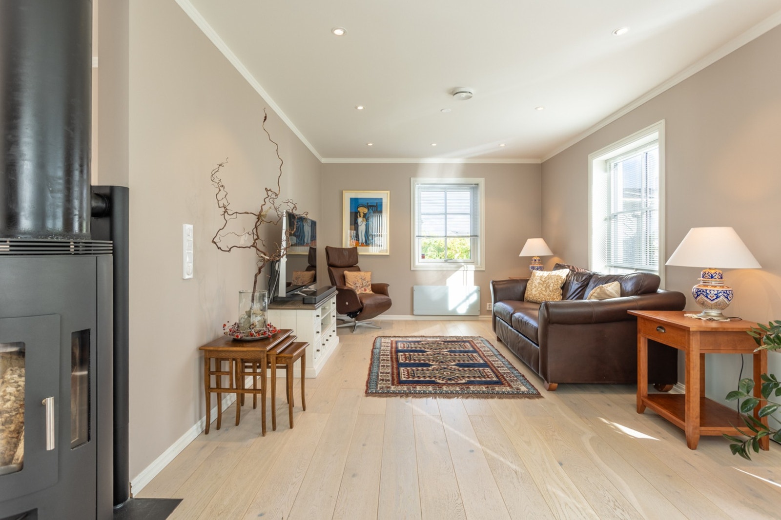 Lys og innbydende stue som kan naturligvis inndeles in en TV-stue og en formell stue-del. Galleribilde