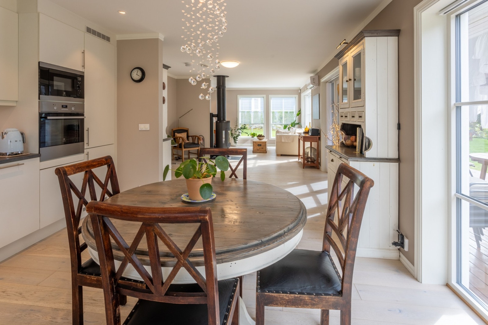 Mulighet for å sette inn et større spisebord ved behov. Galleribilde