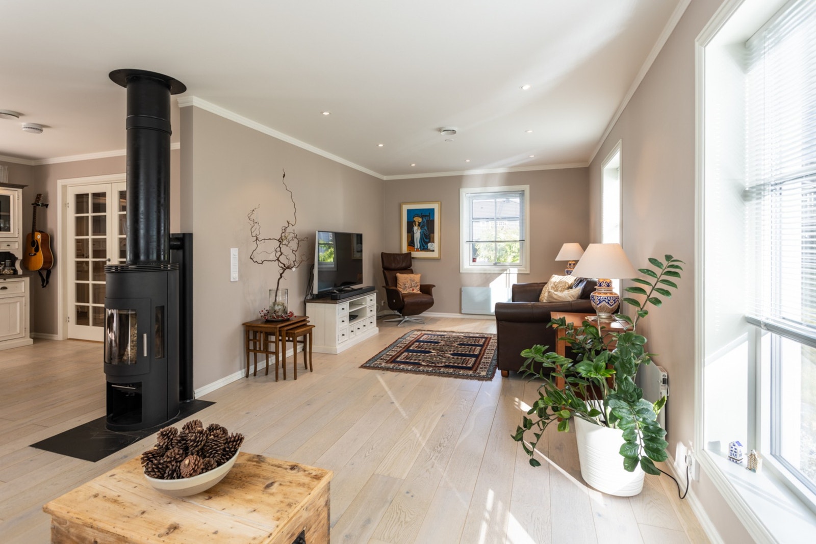 Peisovnen i midten av stue gir både varme og en hyggelig atmosfære, spesielt på høst- og vinterdager. Galleribilde