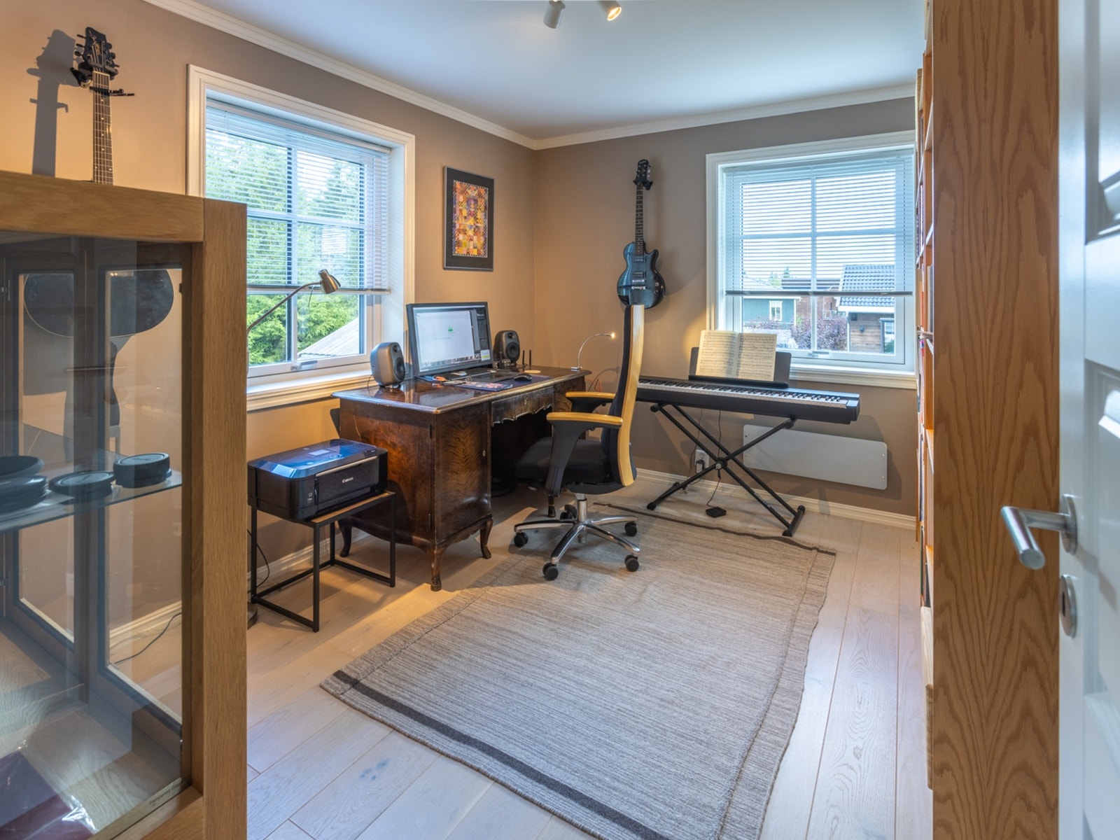 Soverom 2 blir benyttet som hjemmekontor og er møblert med skrivebord, bokhyller og instrumenter. Galleribilde