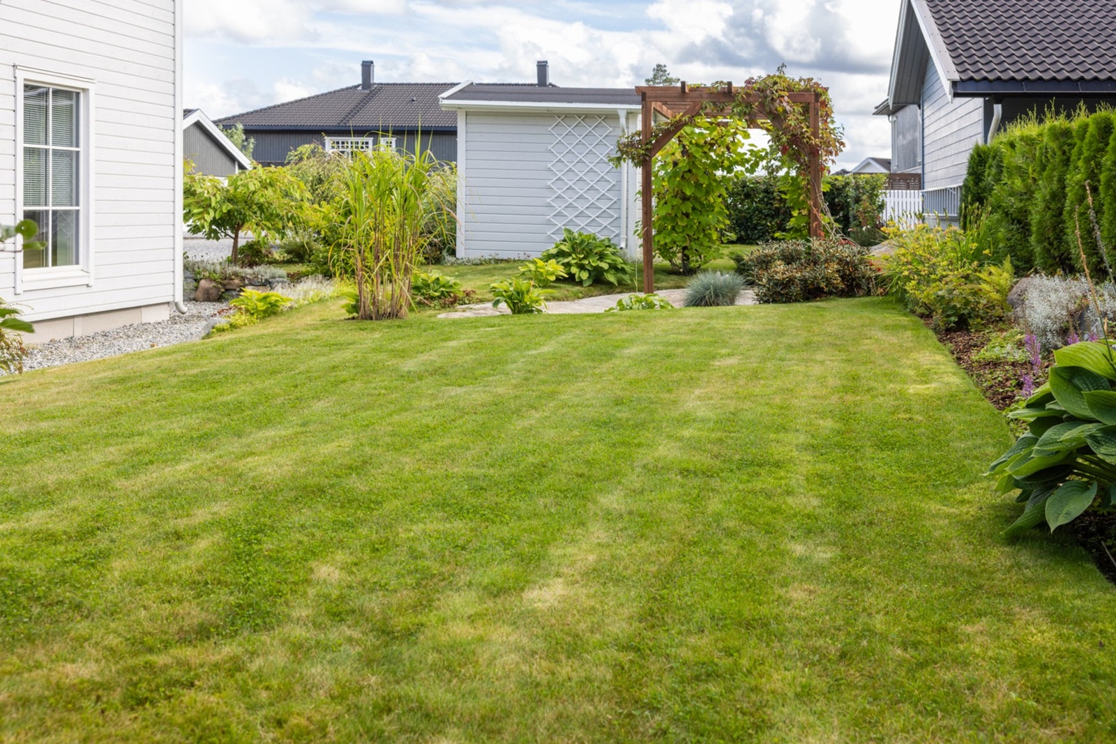 God plass for barna å leke i og å bruke til å dyrke egne grønnsaker og urter. Galleribilde