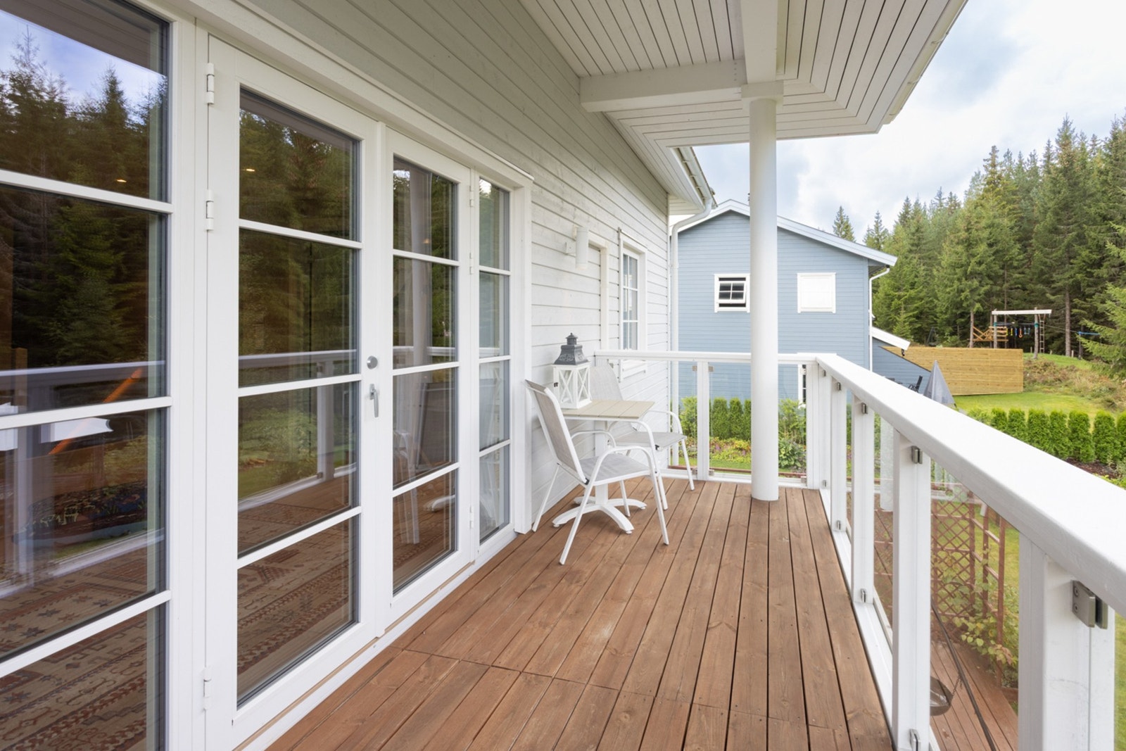 Verandaen kan møbleres med hyggelig sittegruppe. Galleribilde