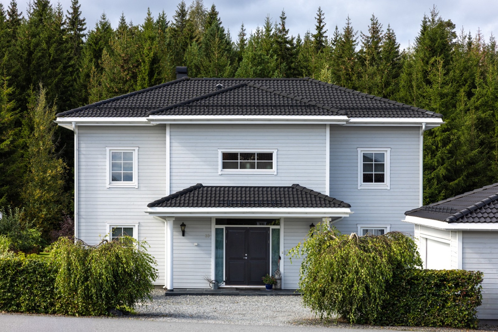 En innholdsrik og attraktiv enebolig beliggende i et barnevennlig område på Ramstad, i Nannestad. Galleribilde