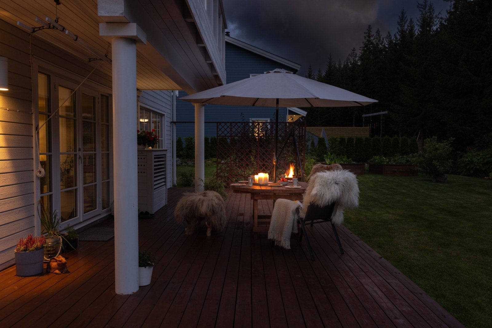 Terrassen kan møbleres med spisemøbler, grill, loungegruppe, potteplanter, lykter, bålpanne og mye mer. Galleribilde