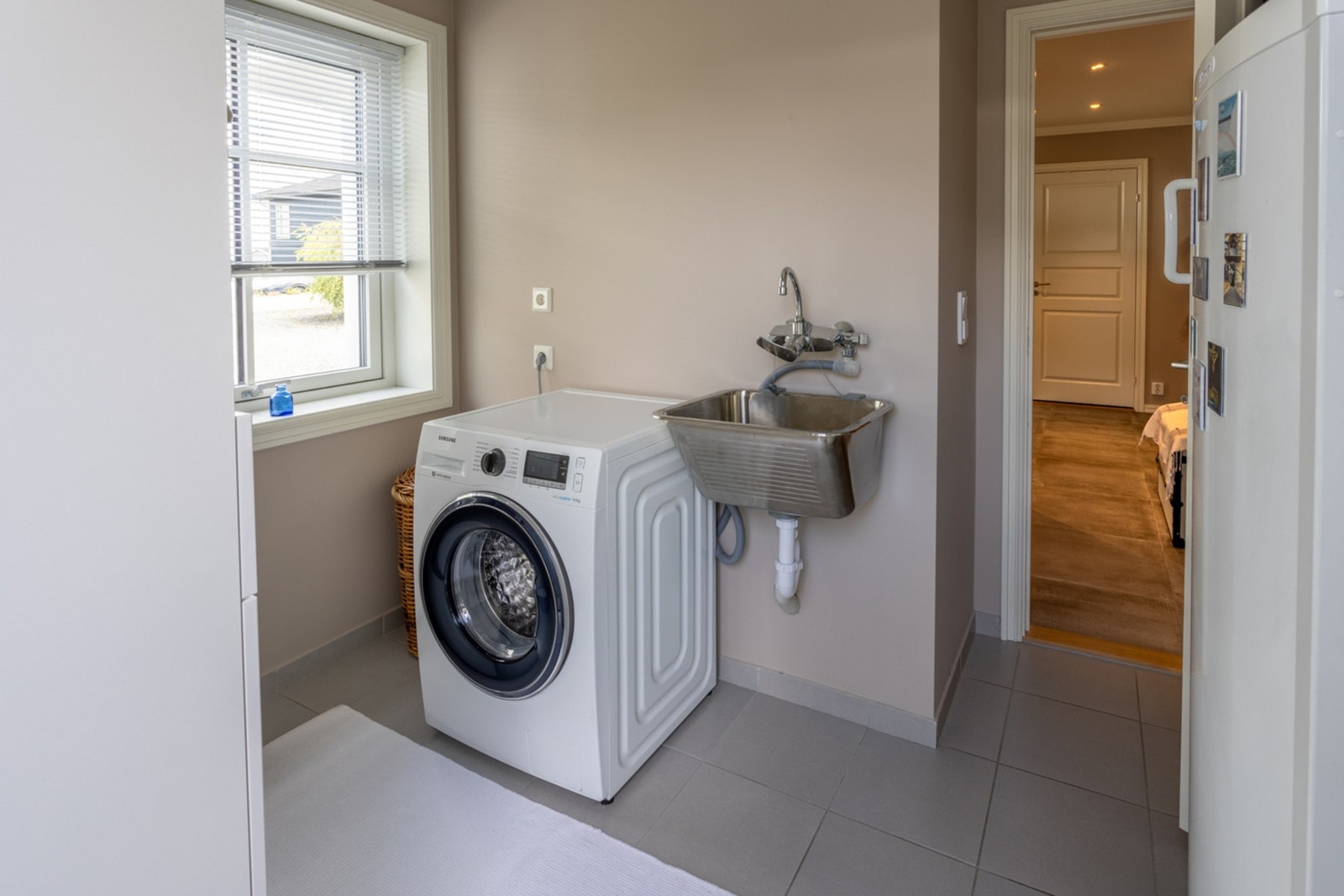 Praktisk vaskerom som har opplegg til vaskemaskin og tørketrommel. Galleribilde