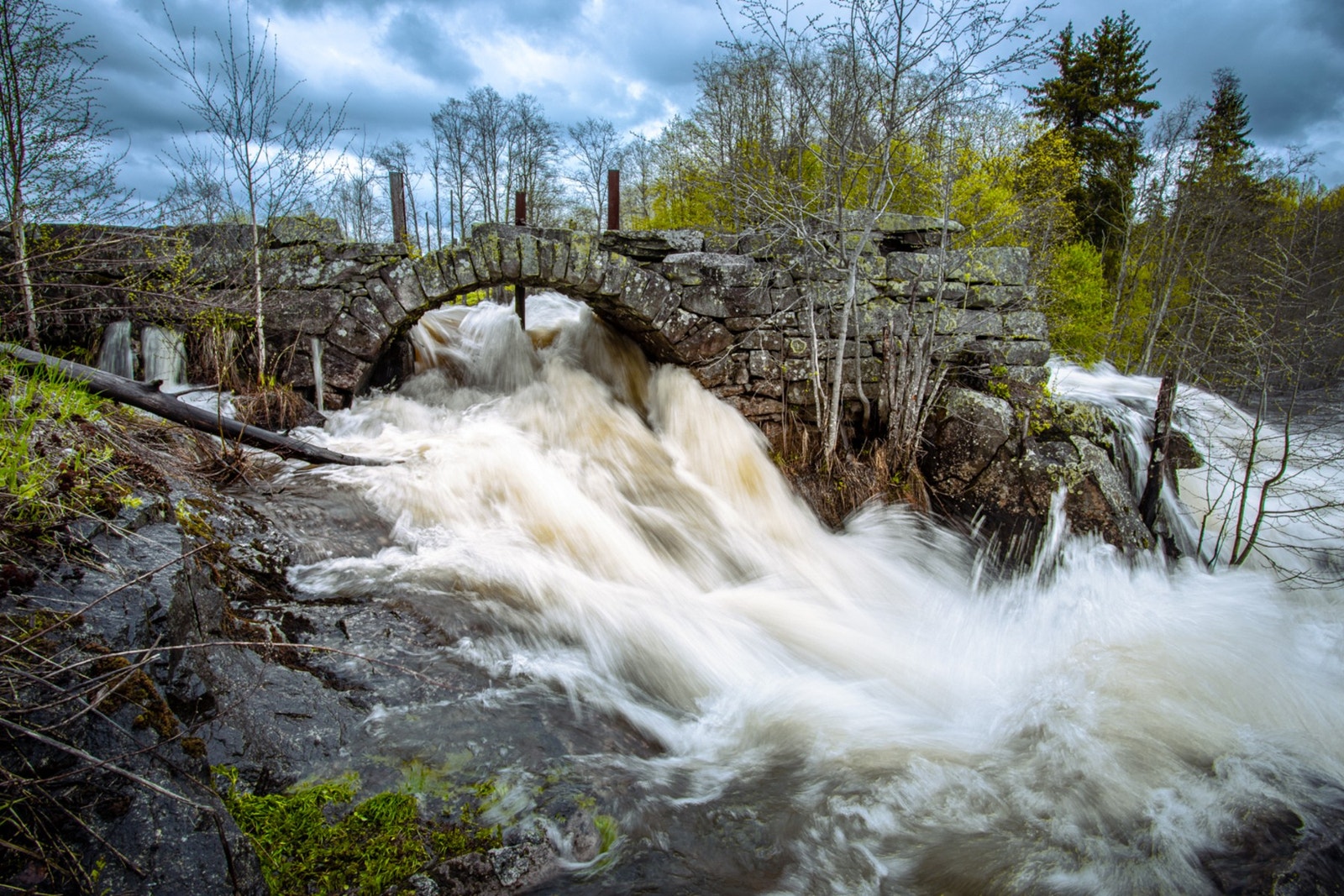 Kringlerfossen med restene av et gammelt sagbruk og mølle Galleribilde