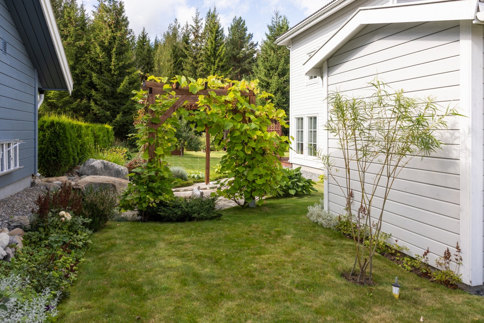 Hagen er godt skjermet med ulike beplantninger og reduserer noe av innsynet inn på tomten. Galleribilde