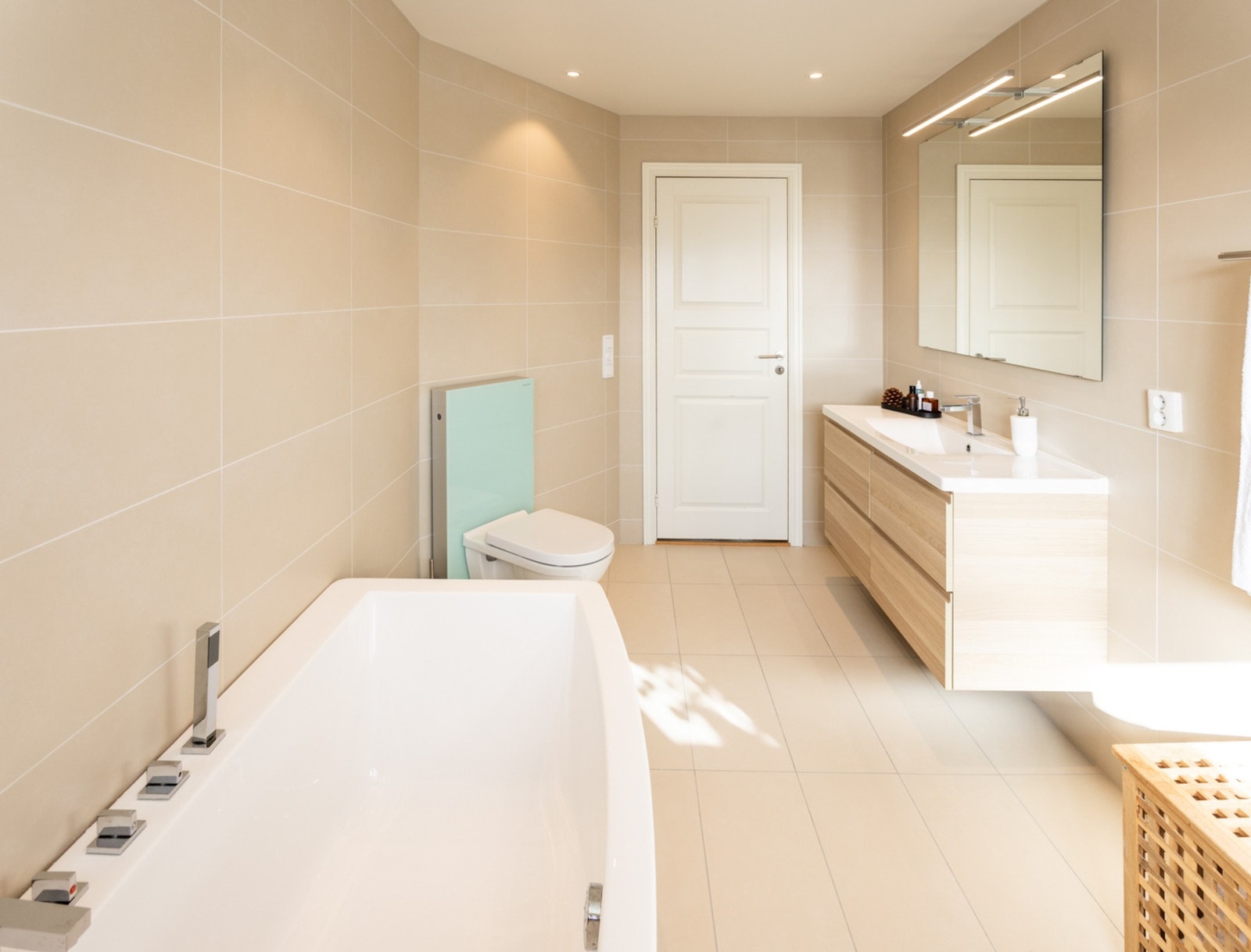 Vegghengt toalett , badekar og vegghengt servantinnredning inkl. skuffløsninger under for toalettsaker. Galleribilde