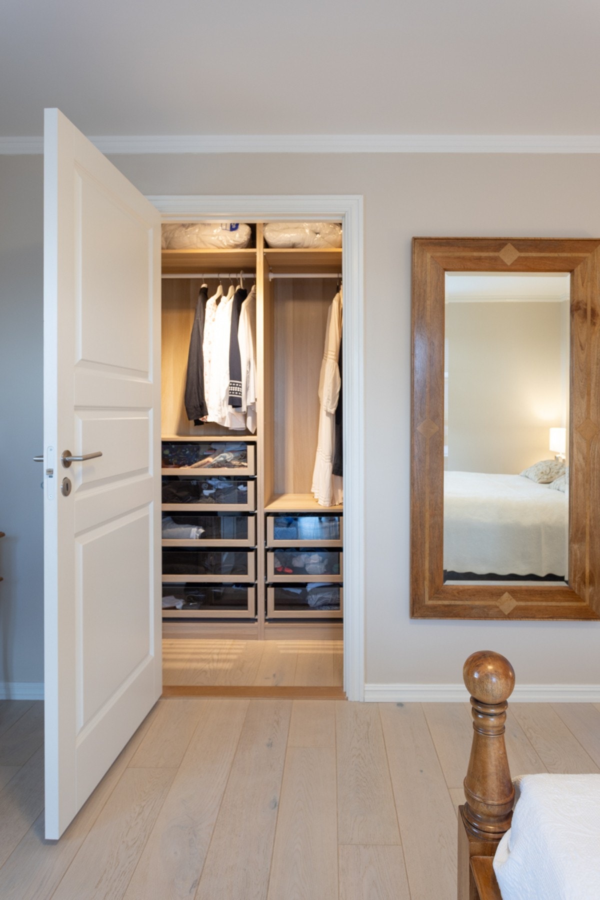 Adkomst til walk-in-closet med garderobeløsning som gjør det lettere å organisere klær og annet tilbehør. Galleribilde