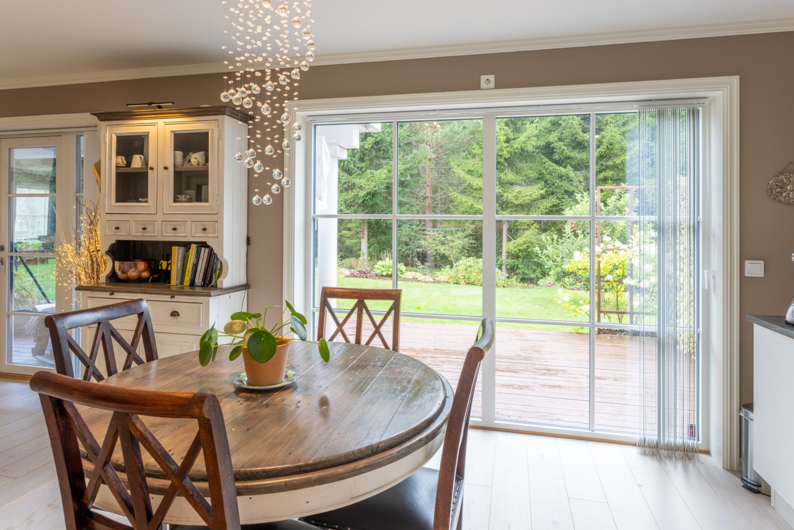 Det er i dag innredet med spisemøblement på kjøkkenet og gir en sosial følelse dersom du har middagsgjester. Galleribilde