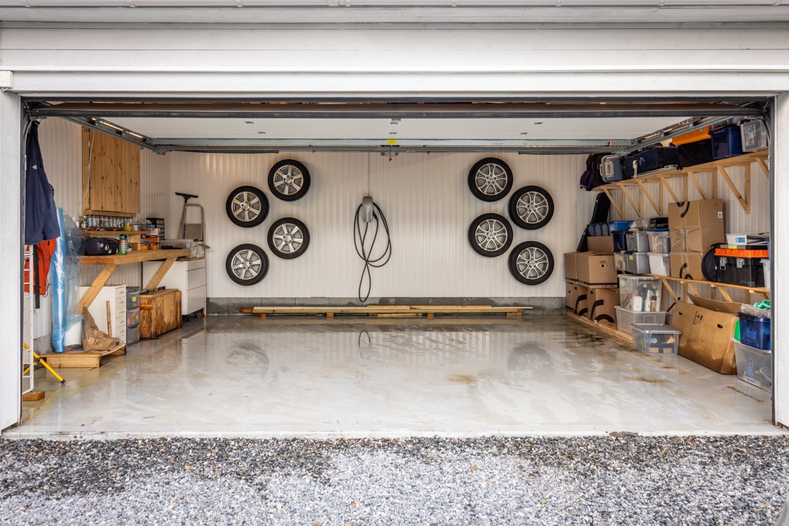 Garasjen har elbil-lader montert veggen. Ellers er det også parkeringsmuligheter på tomten. Galleribilde