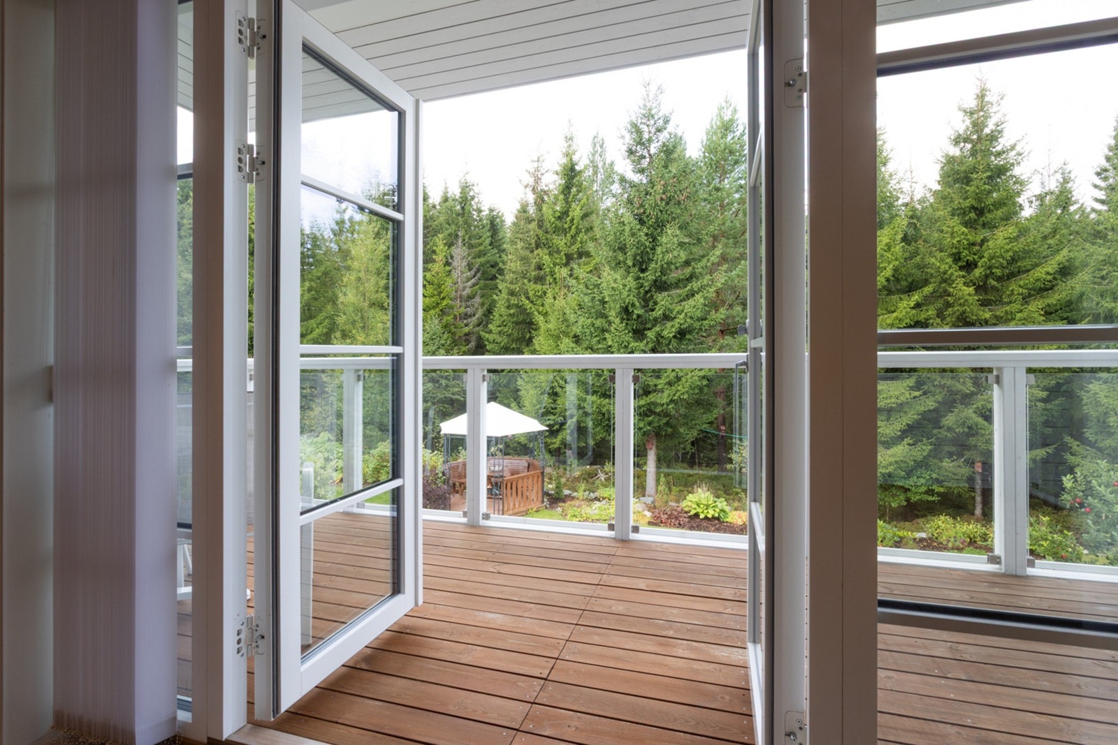 Adkomst til en veranda på ca. 10 kvm med utsyn over hagen. Galleribilde
