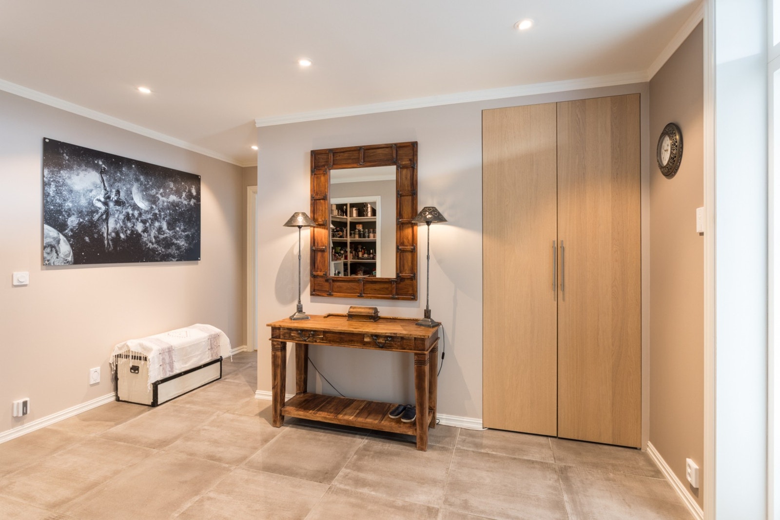 Flislagte gulv med varmekabler, downlights i himlingen og to plassbygde garderobeskap til ytterklærne. Galleribilde