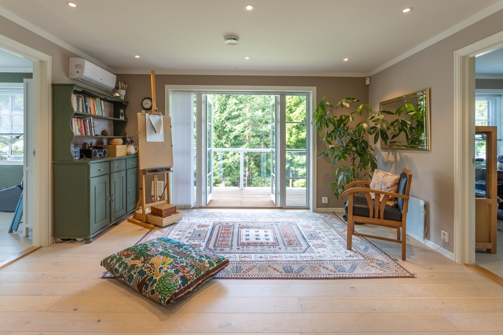 Trappene fra gangen tar deg med videre til stuen i boligens andre etasje. Galleribilde