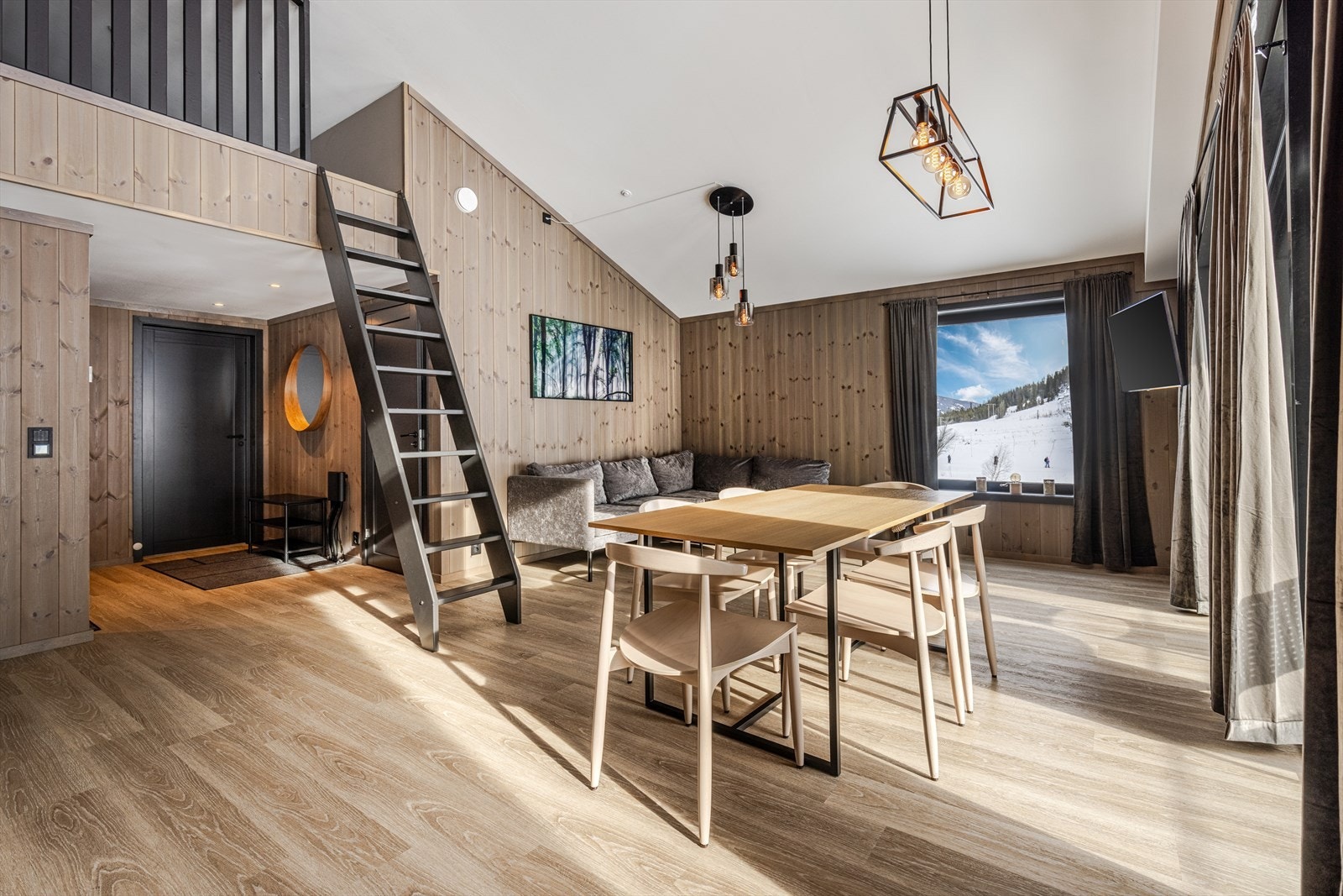 Toppleilighet med god takhøyde og hems. Galleribilde