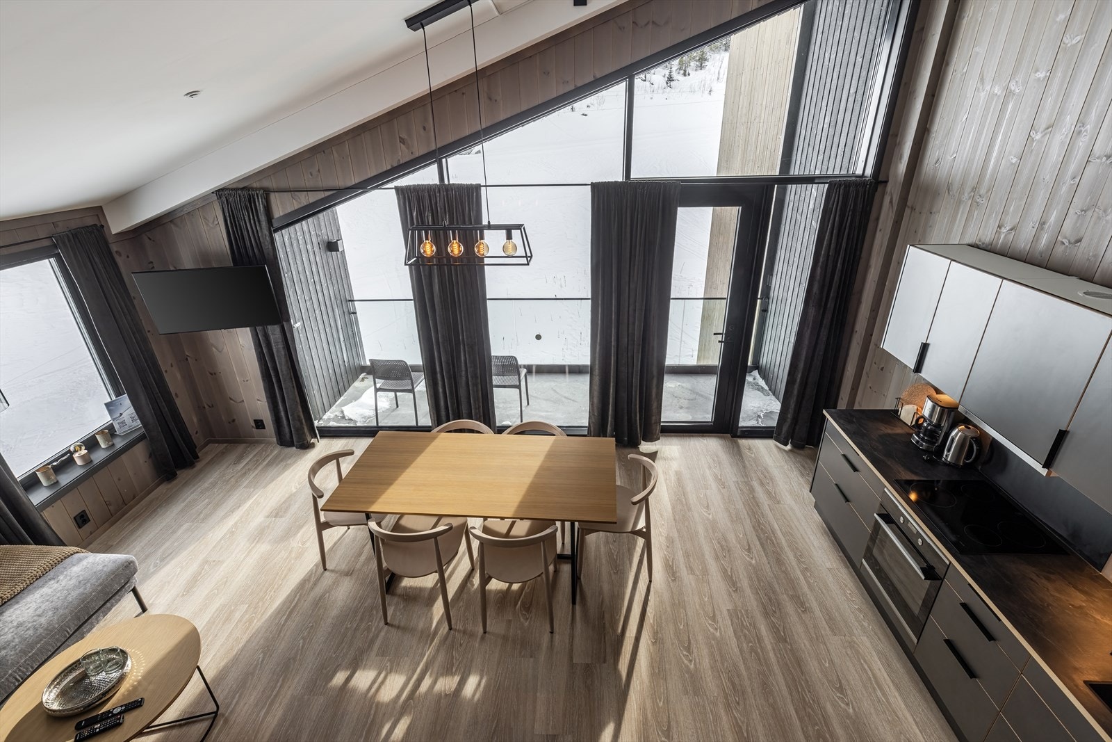 Leilgheten har generøs takhøyde, store vindusflater og god planløsning. Galleribilde