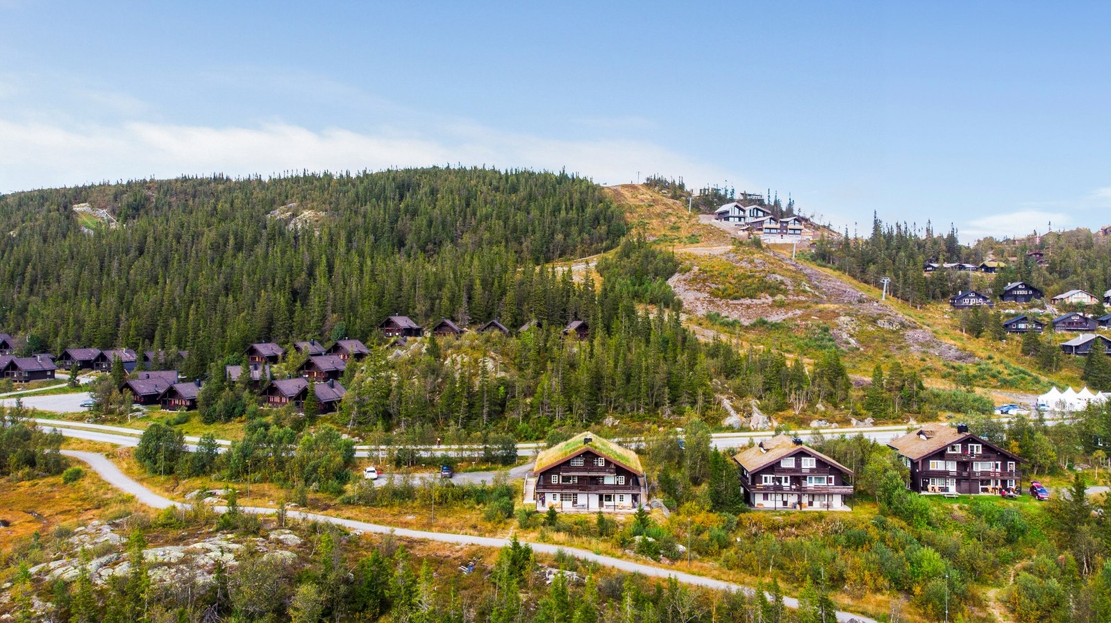 Rett på andre siden av gaten, ligger det populære samlingspunktet "Den lykkelige Sportsmann" og tilbringerheis. Sameiet har stor parkeringsplass med el-bil ladere. Galleribilde