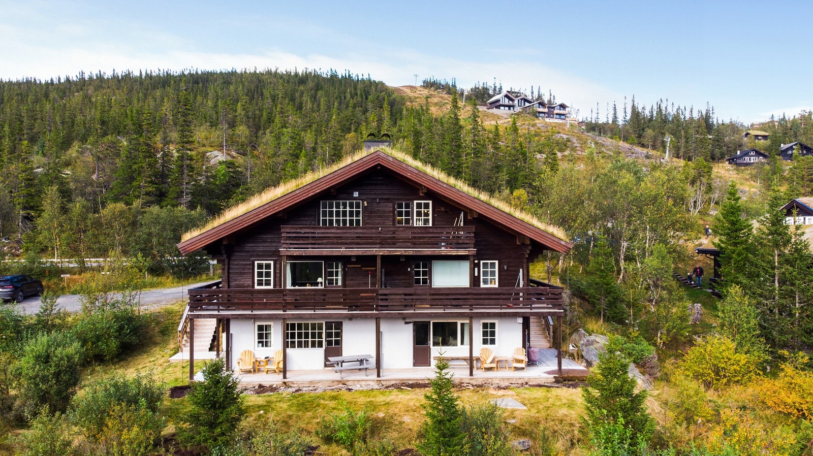 Restauranter, kaféer, afterski osv er noe av det du finner i nærheten. I tillegg ligger Rjukan sentrum en kort kjøretur unna, men flere servicetilbud Galleribilde