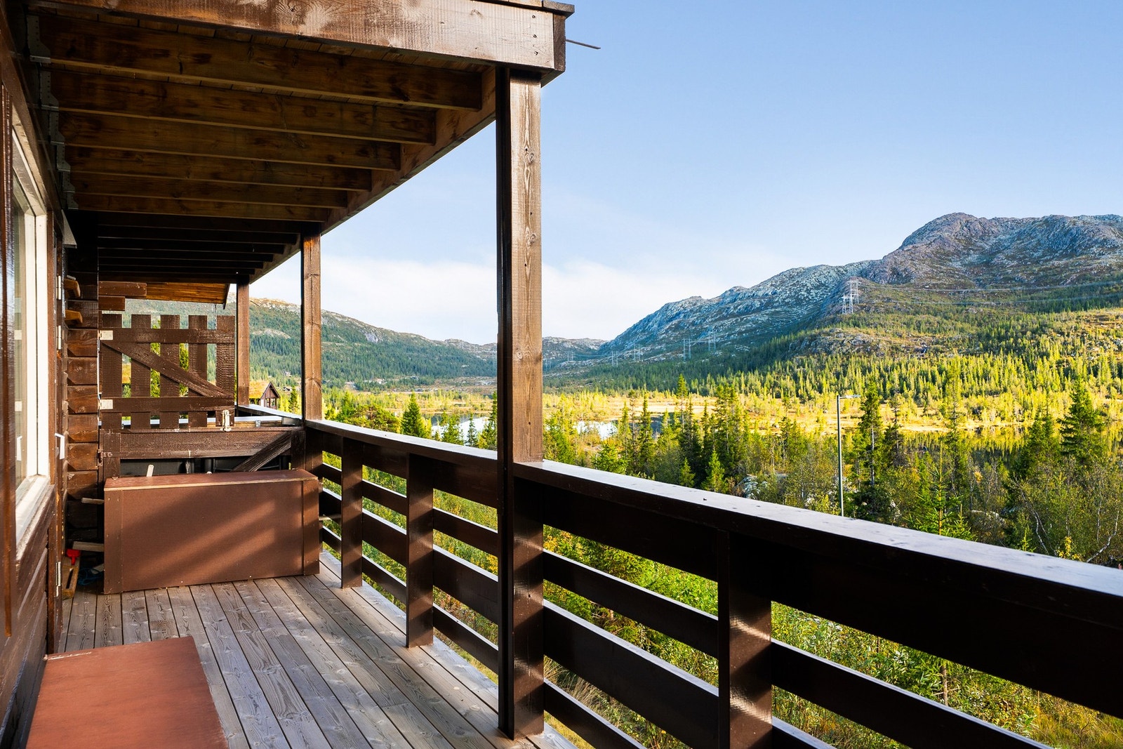 Usjenert og overbygd veranda med nydelig sol- og utsiktsforhold. Galleribilde