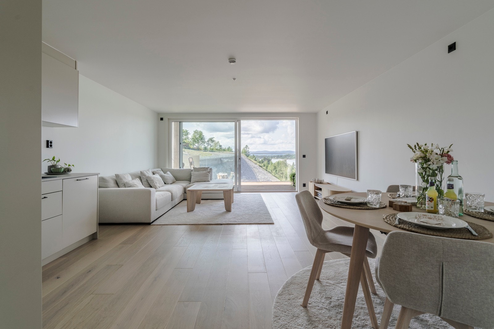 Den åpne løsningen skaper en luftig romfølelse og legger til rette for sosiale soner og effektivt arealbruk. Galleribilde