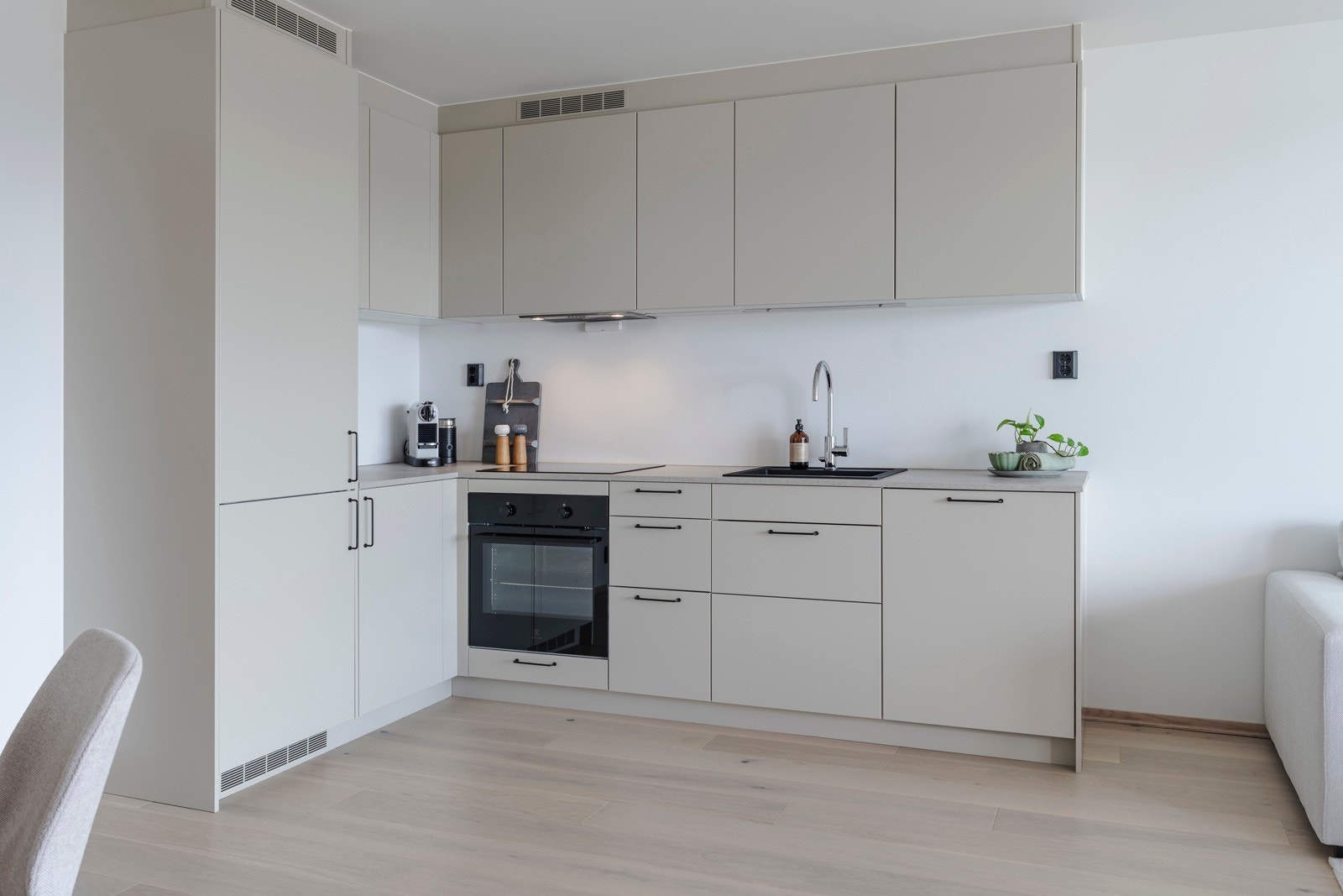 Kjøkkeninnredning fra Drømmekjøkkenet i modellen Bistro med fargen Østersbeige. Galleribilde