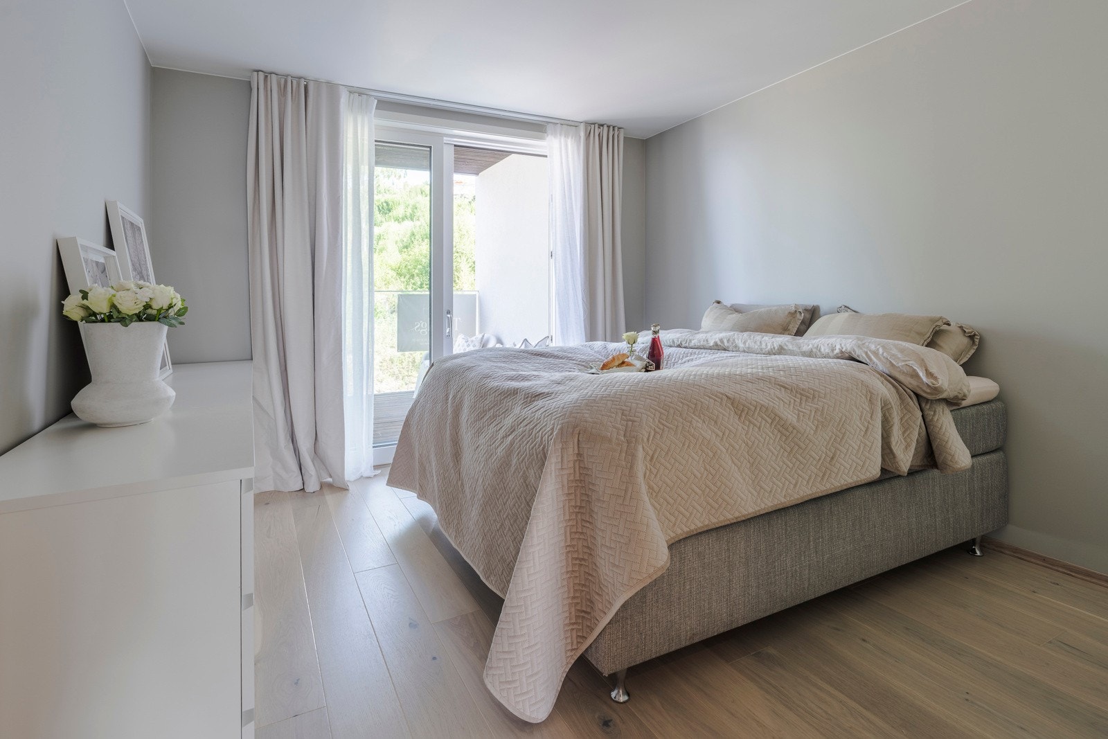 Romslig hovedsoverom med plass til dobbeltseng, garderobeløsning og øvrig møblement. Galleribilde