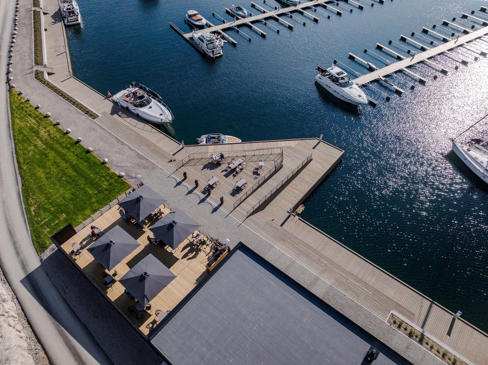 Den flotte marinaen bidrar til et levende nærmiljø, med båtliv og aktivitet som gir området en dynamisk og maritim atmosfære. Galleribilde
