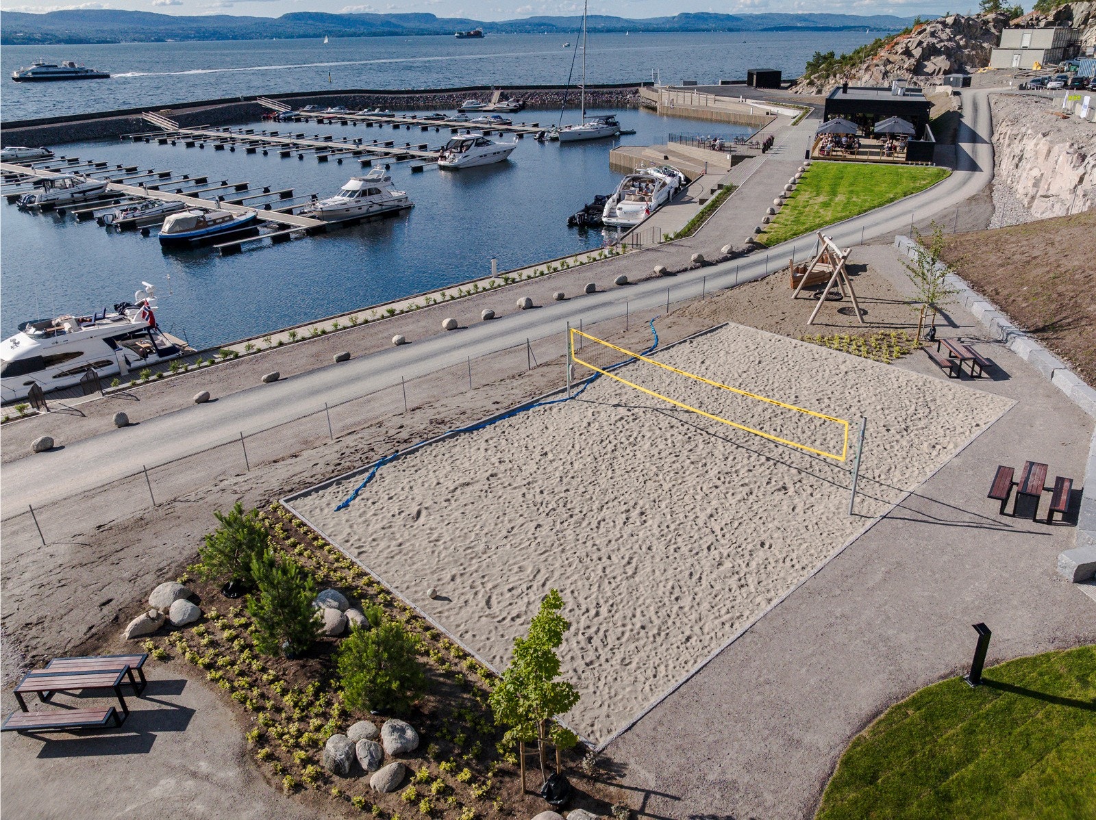 Spro Havn er et gjennomført boligprosjekt med høy kvalitet og flotte fellesområder - blant annet egen sandvolleyballbane. Galleribilde