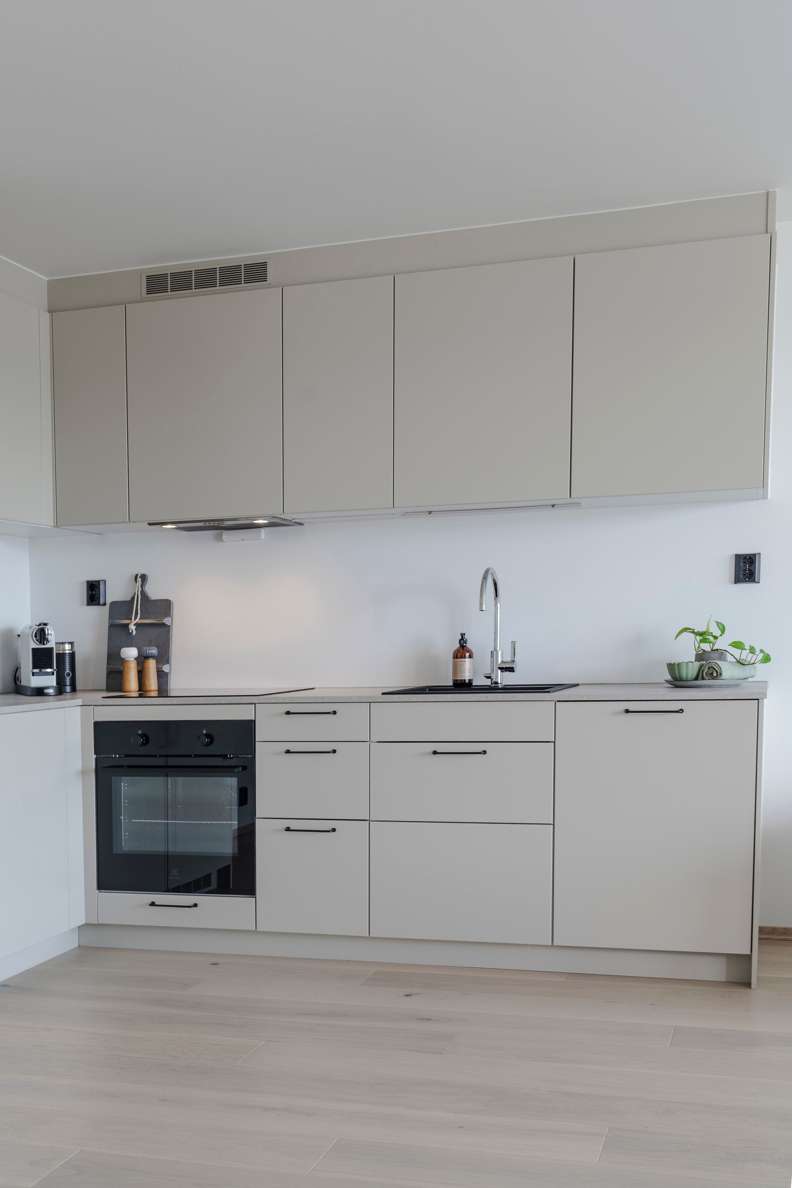 Kjøkkenet leveres med integrerte hvitevarer fra Electrolux i børstet stål med bl.a. stekeovn, induksjonsplatetopp, oppvaskmaskin og kombiskap kjøl/frys. Galleribilde