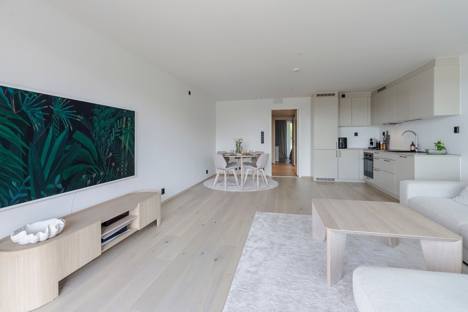 Leiligheten har en gjennomgående planløsning med entré, stue/kjøkken, bad, wc, 2 soverom og innvendig bod. Galleribilde