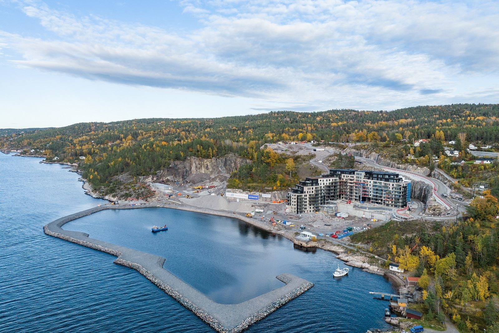 Det medfølger en parkeringsplass og bod i kjeller. Galleribilde