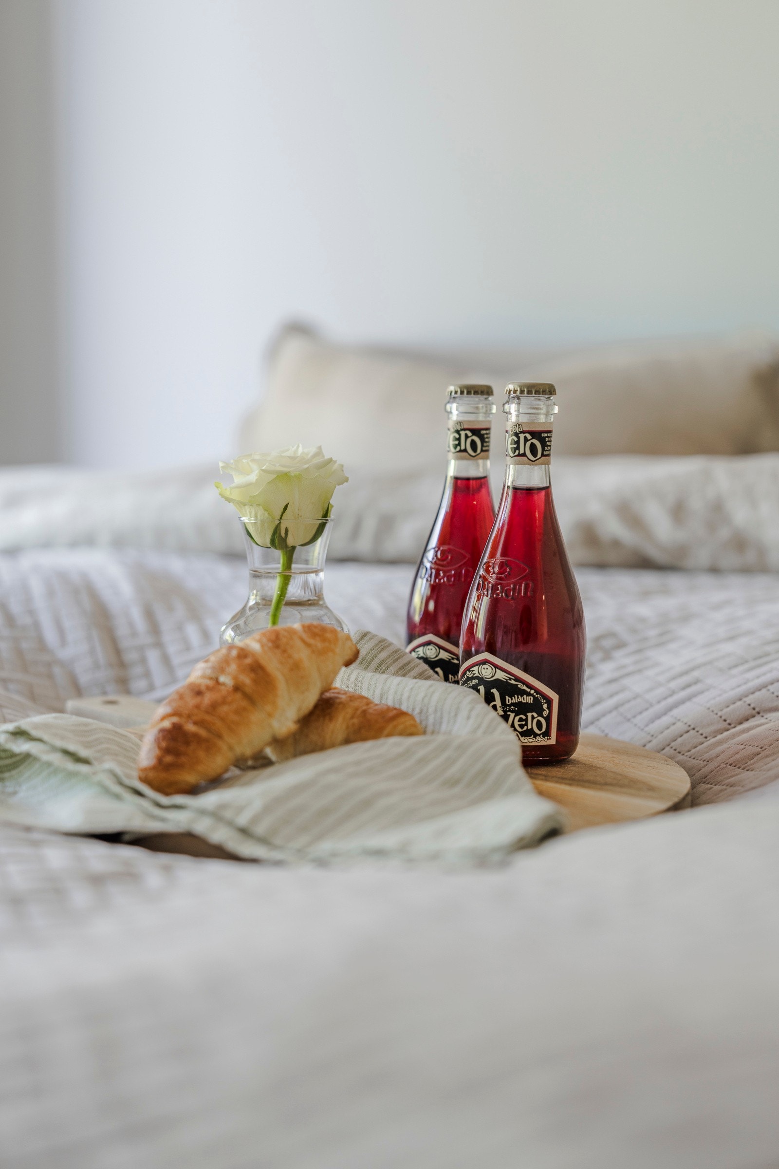 Her varer feriefølelsen lenge. Sjelden beliggenhet ved sjø, kyststi og sandvolleyballbane. Badestrand, stupetårn og restaurant like ved Galleribilde