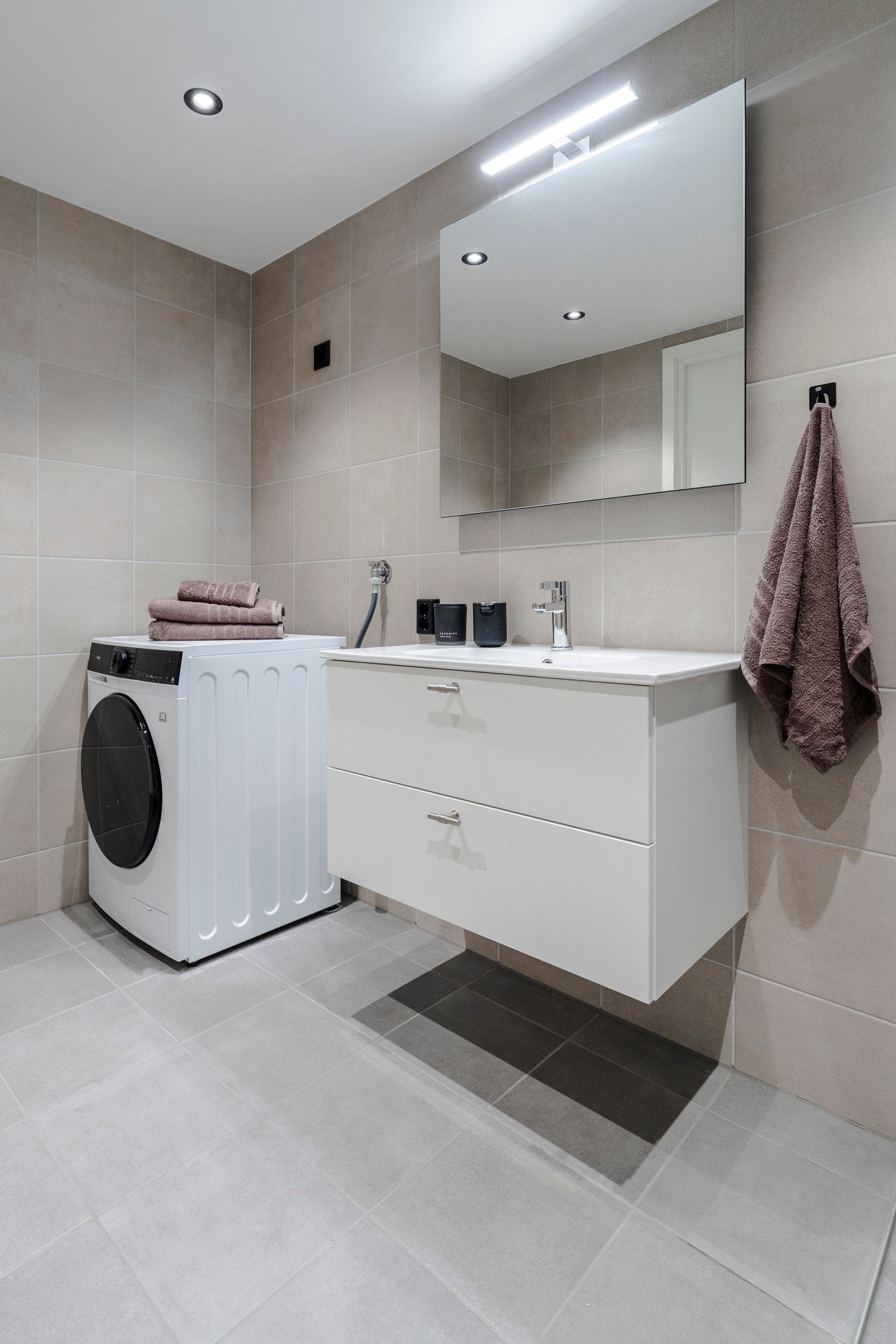 Nedfelt servant, speil med belysning og opplegg for vaskemaskin. Galleribilde