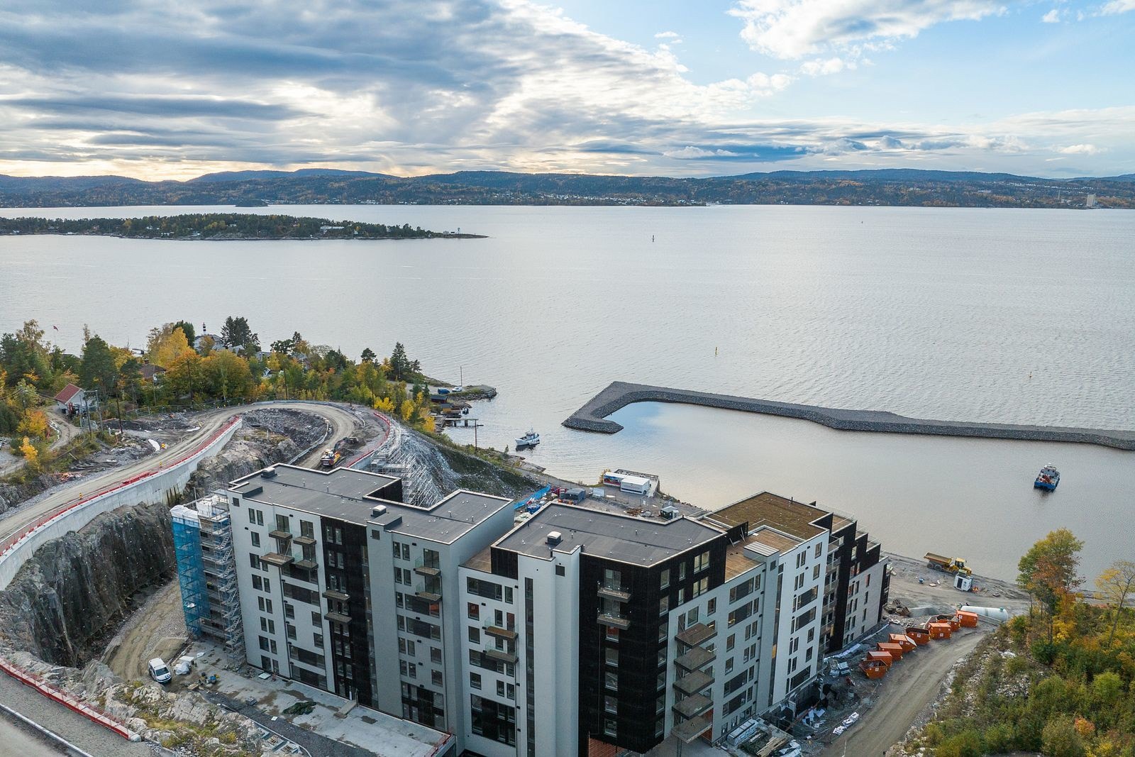 Molo og båtplasser i umiddelbar nærhet til boligene, mens bryggen er planlagt som et naturlig samlingspunkt med café, restaurant og marina. Galleribilde