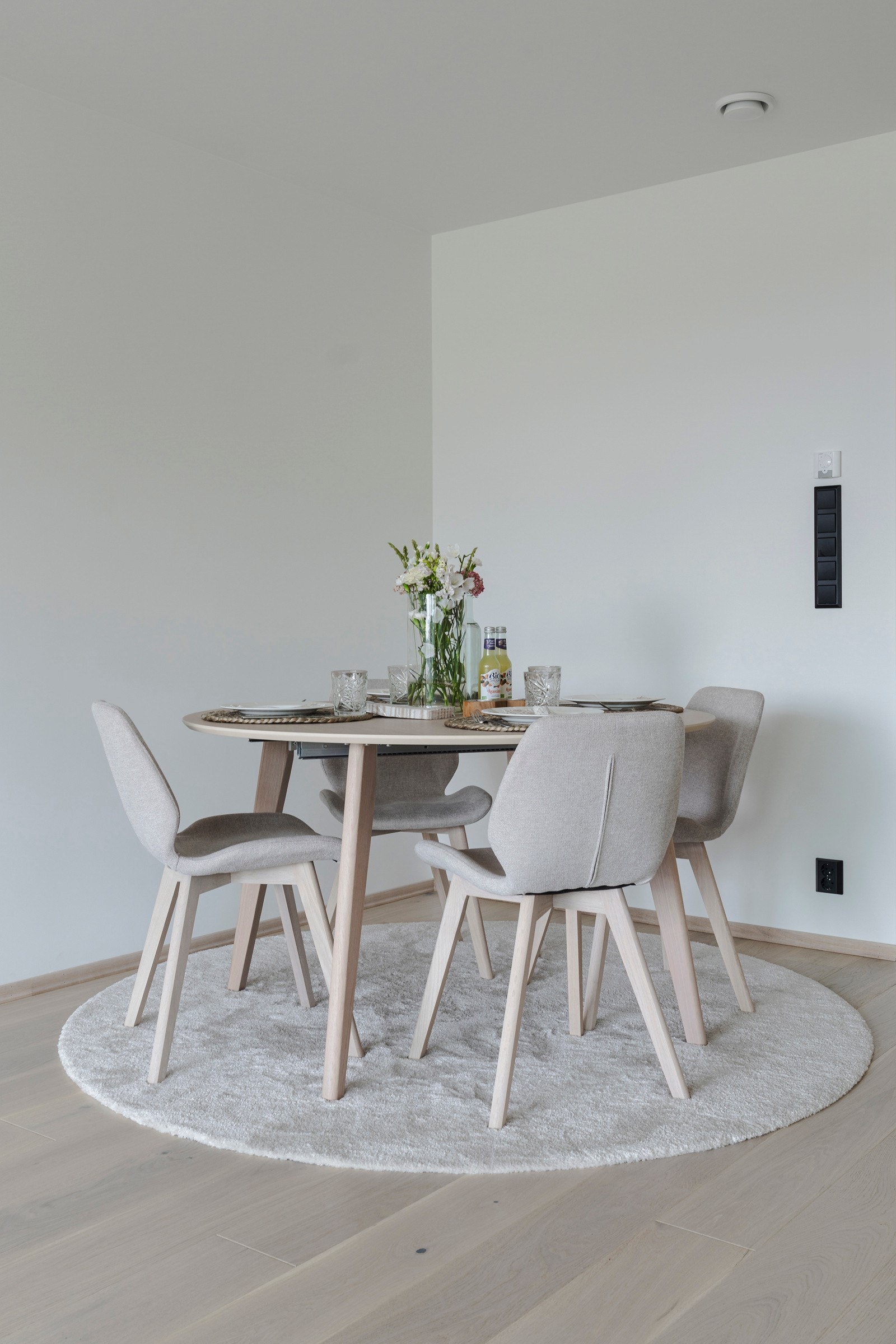 Lys og hyggelig spiseplass med god plass til spisebord og flere sitteplasser, praktisk plassert i tilknytning til kjøkkenet. Galleribilde