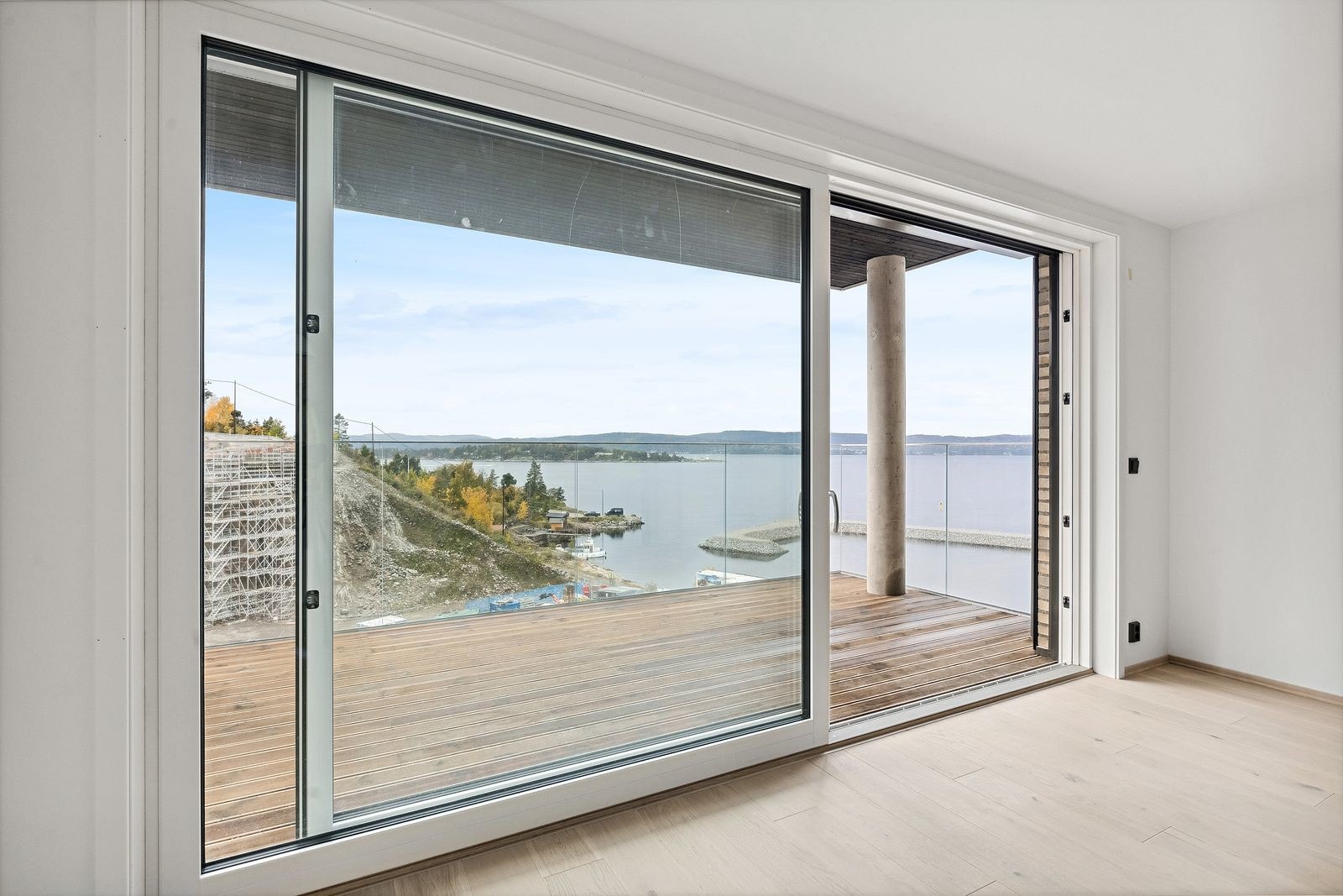 Solrik og romslig balkong med utgang fra stuen. Nå kan du sikre deg en virkelig flott beliggenhet, en rålekker leilighet rett ved vannkanten. Galleribilde