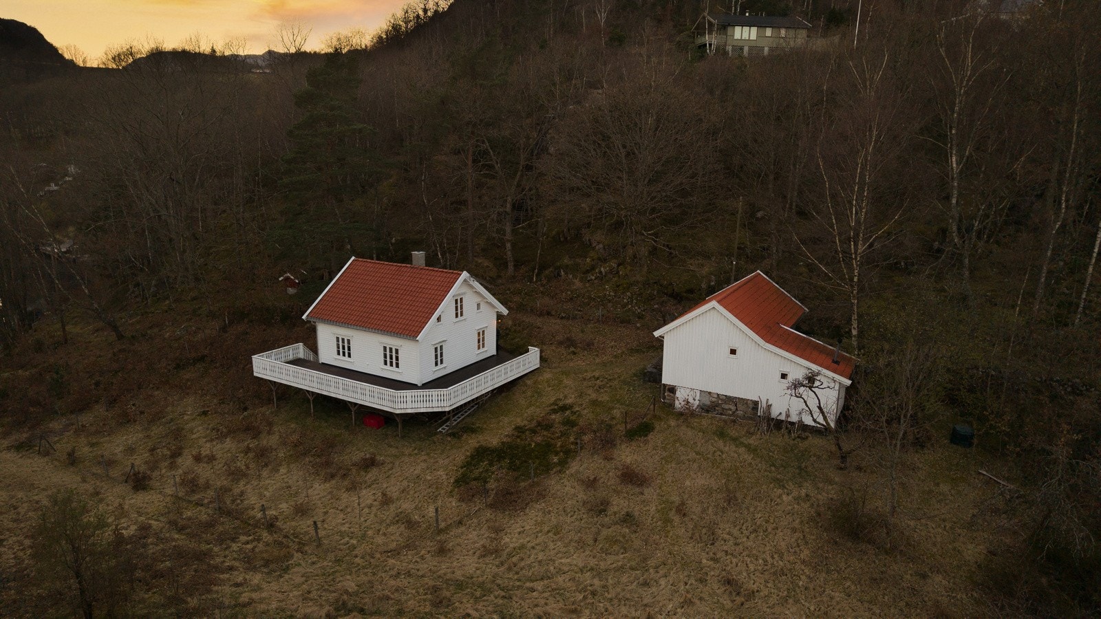 Idyllisk landsted i Selvikvågen med over 56 000 kvm stor tomt, naust, uthus og brygge. Galleribilde