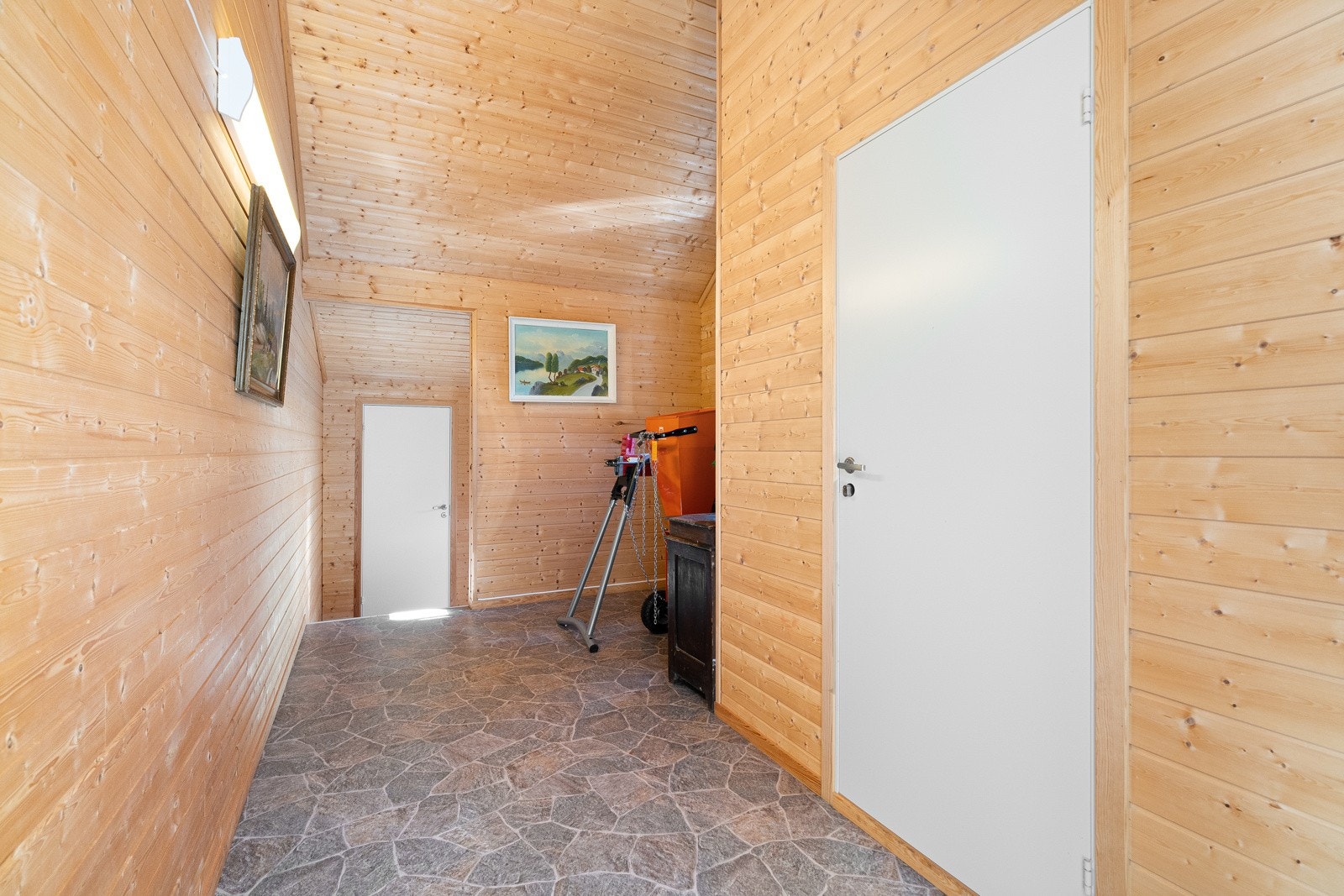 Gang med bod og inngang til to toalettrom med 2 snurredasser. Galleribilde