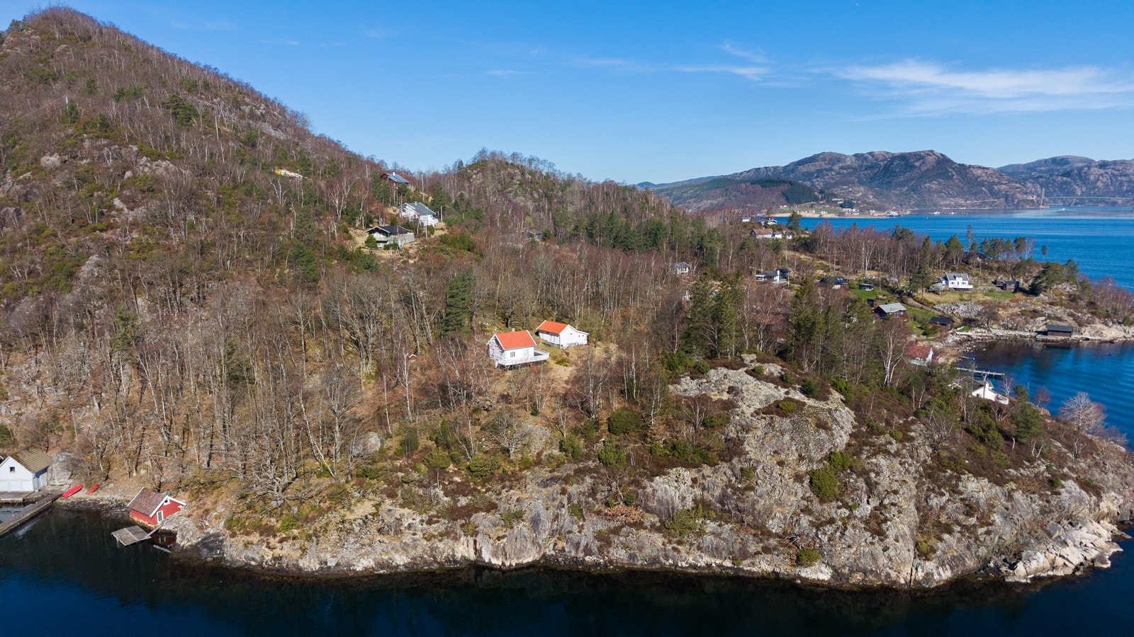 Tomt på over 56 mål med lang strandlinje. Galleribilde