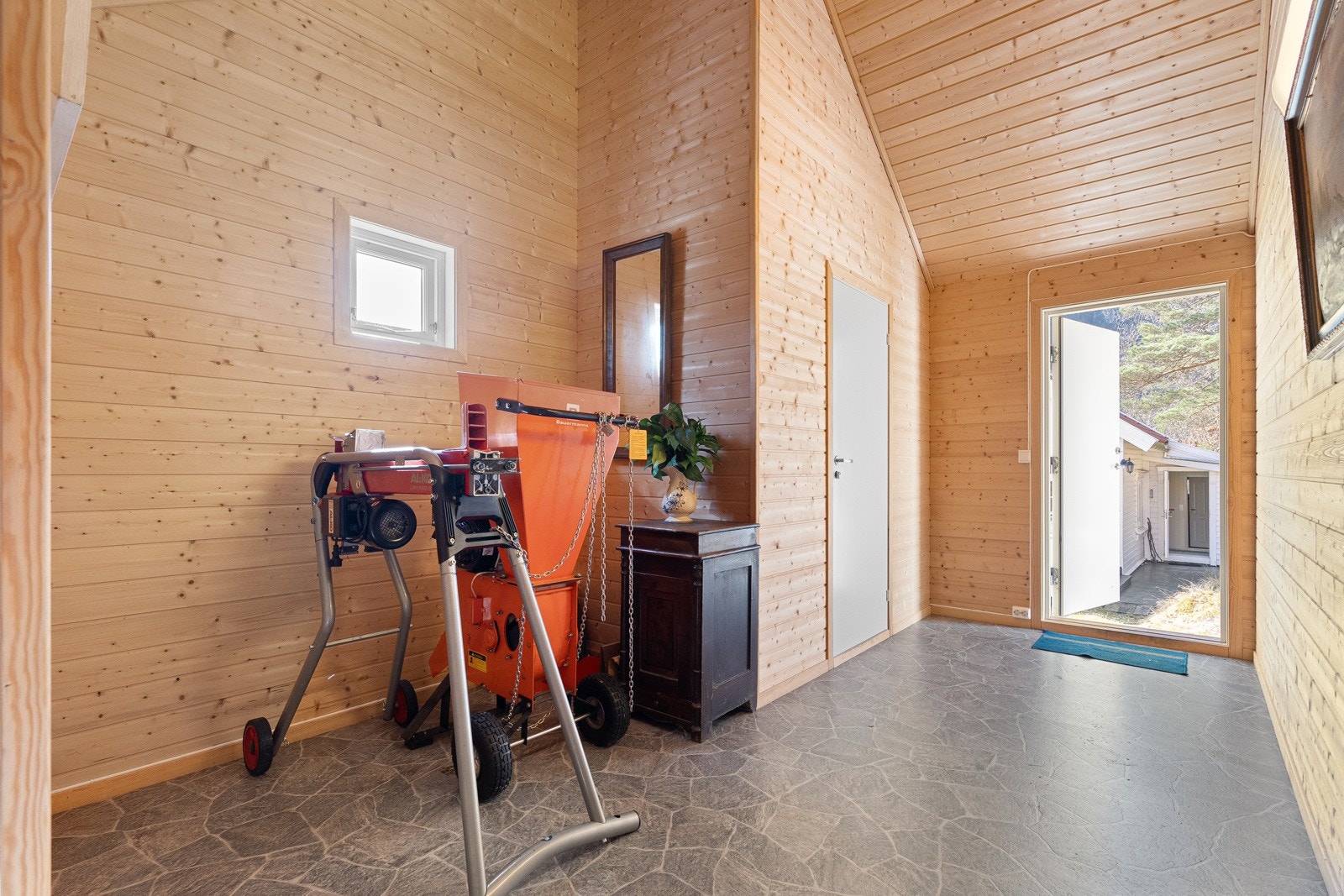 Vedkløyver og kvistemaskin medfølger i handelen. Galleribilde