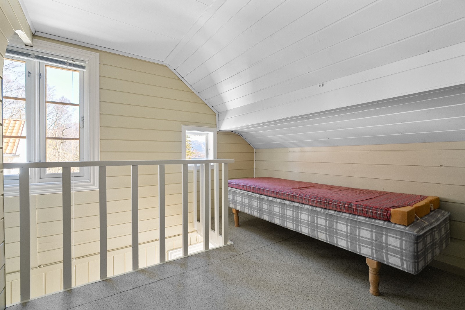 Gang med sovealkove. Galleribilde